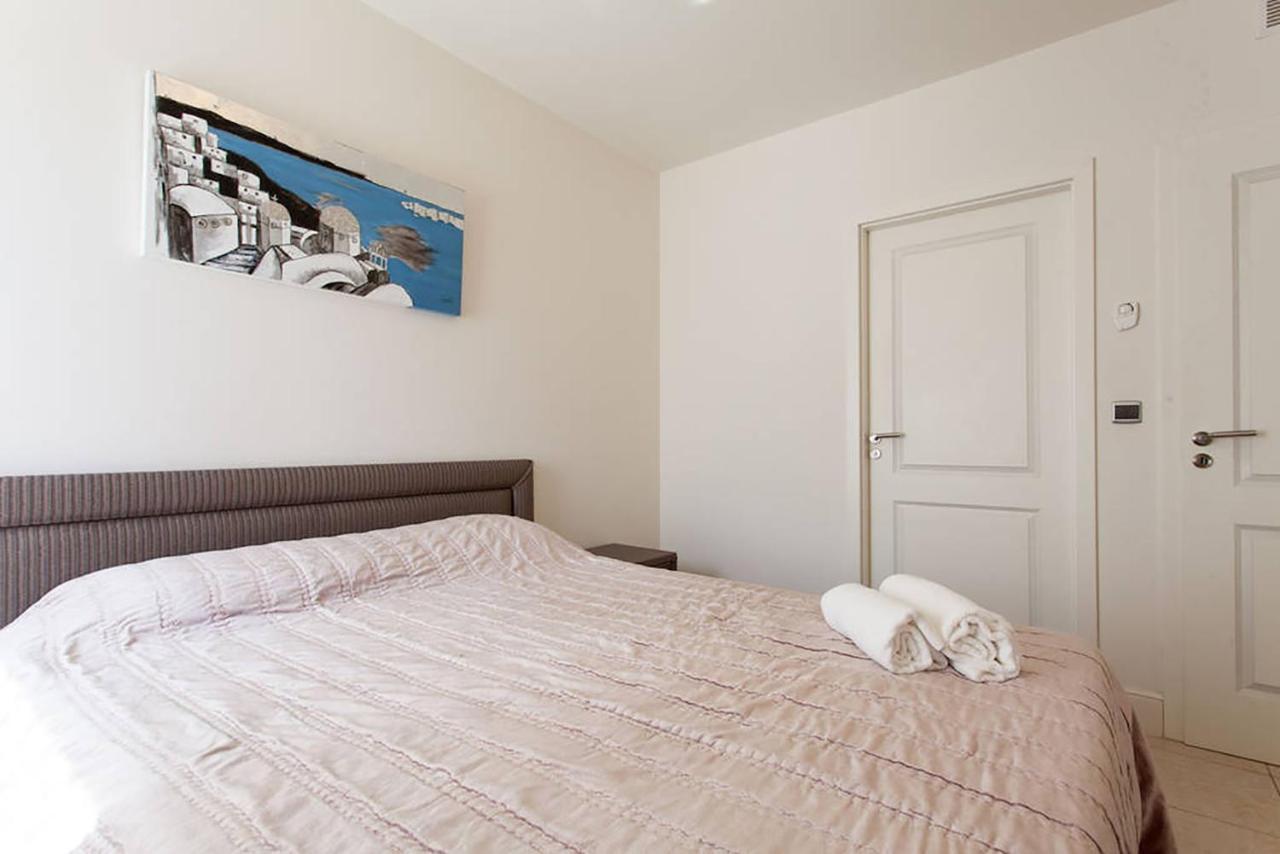Stunning 2 Bed On The Seafront Of In A High Class Secure Building With Swimming Pool 463 Cannes
