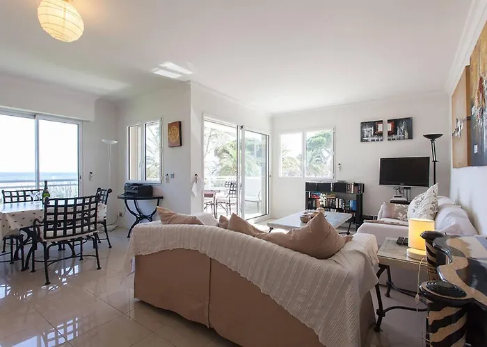 Stunning 2 Bed Apt On The Seafront Of Cannes In A High Class Secure Building With Swimming Pool 463