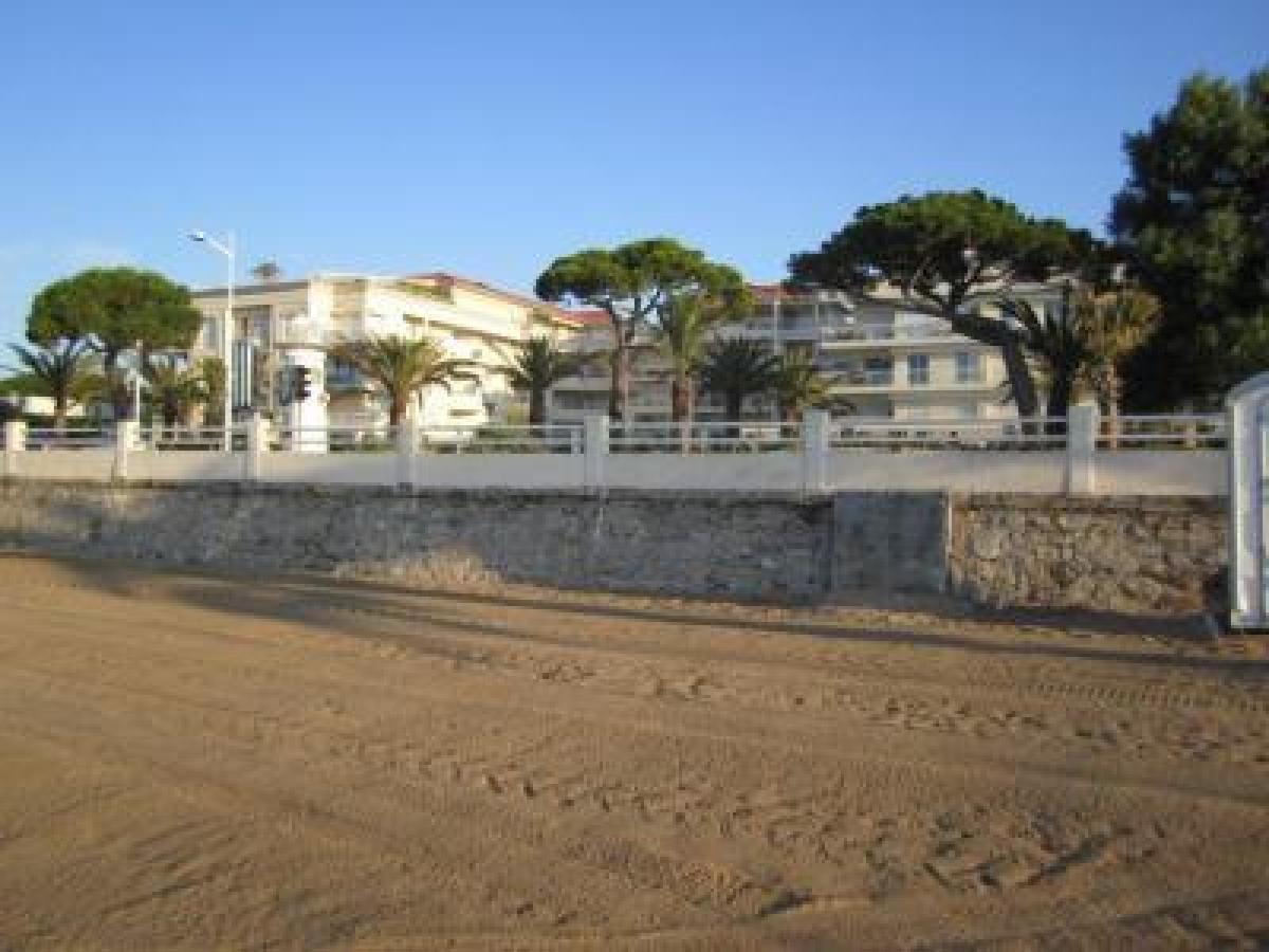 Stunning 2 Bed On The Seafront Of In A High Class Secure Building With Swimming Pool 463