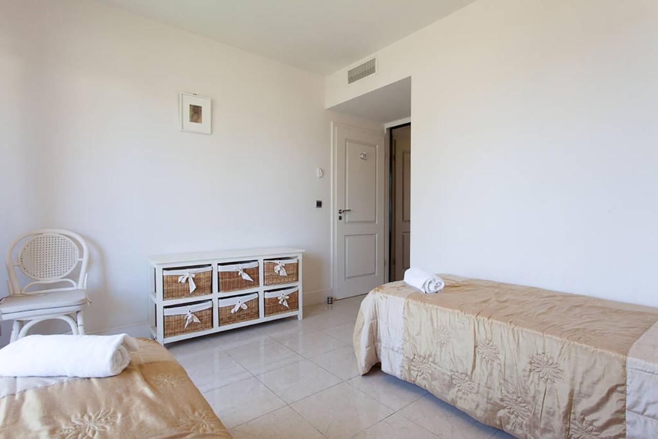 Stunning 2 Bed On The Seafront Of In A High Class Secure Building With Swimming Pool 463 Apartment