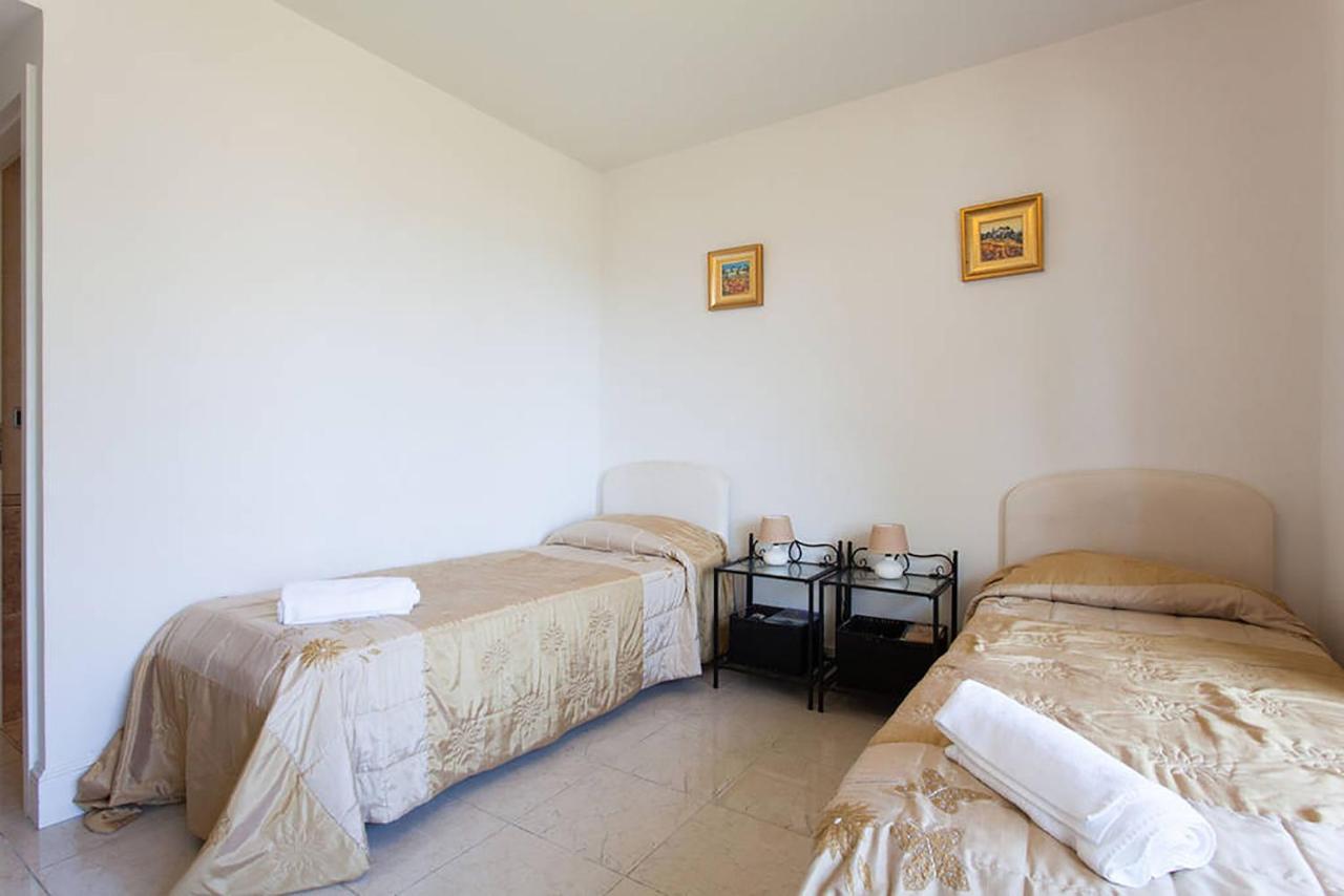 Stunning 2 Bed On The Seafront Of In A High Class Secure Building With Swimming Pool 463